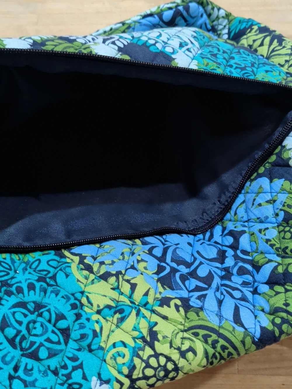 Vera Bradley Blue, Teal, Green & White Quilted Crossbody Messenger Bag - Picture 5 of 13